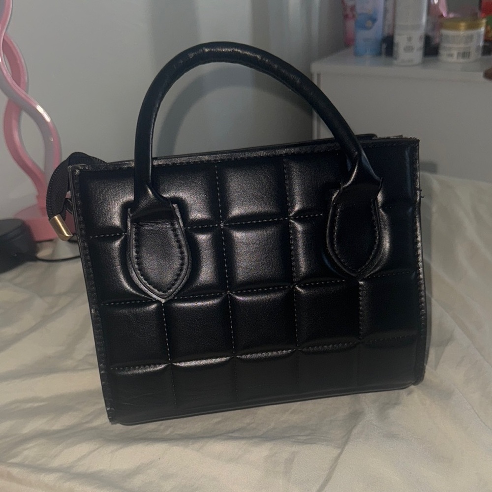 Elegant Black Quilted Handbag